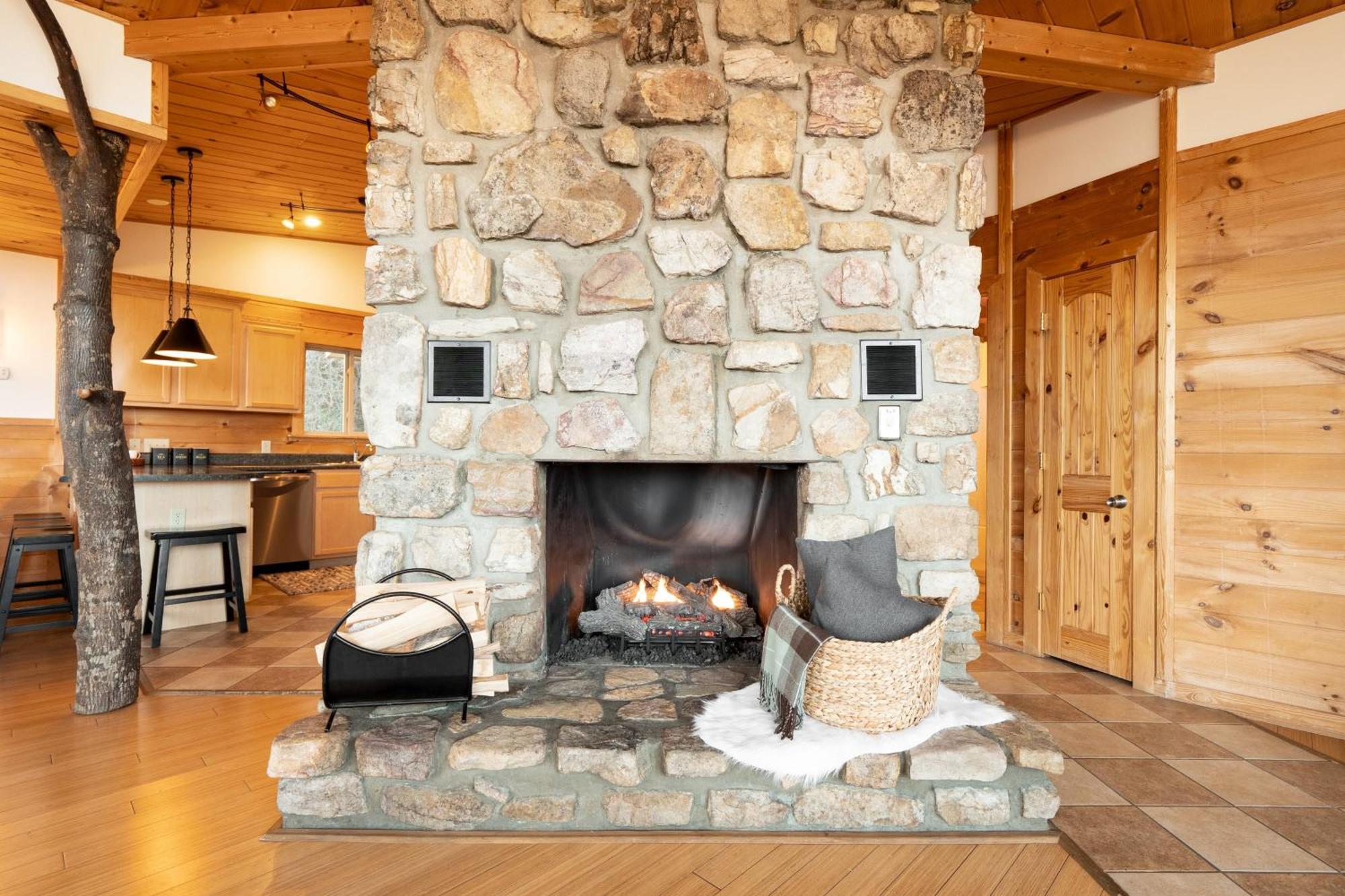 Chestnut By Avantstay Mountain Cabin W Treetop Views Hot Tub Game Room Gatlinburg Exterior photo
